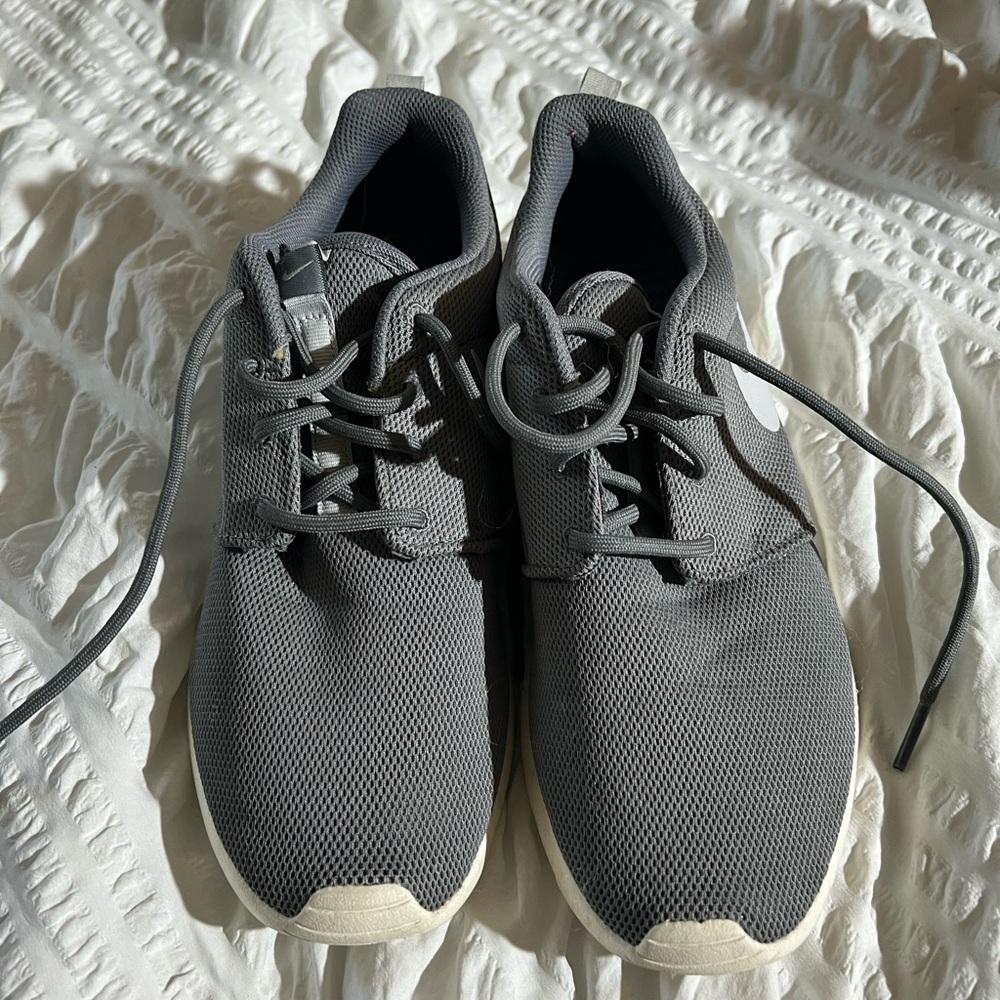 Roshes running shoes